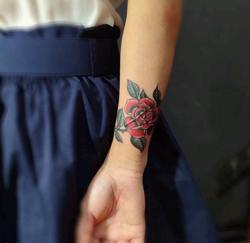 玫瑰盖伤疤纹身图片_手臂纹身图案