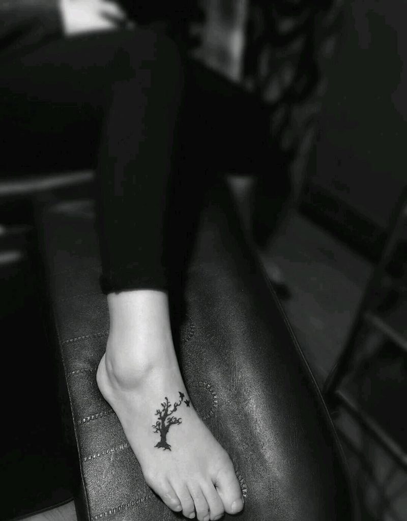 个性小树纹身图片_脚部习俗植物成品纹身图案