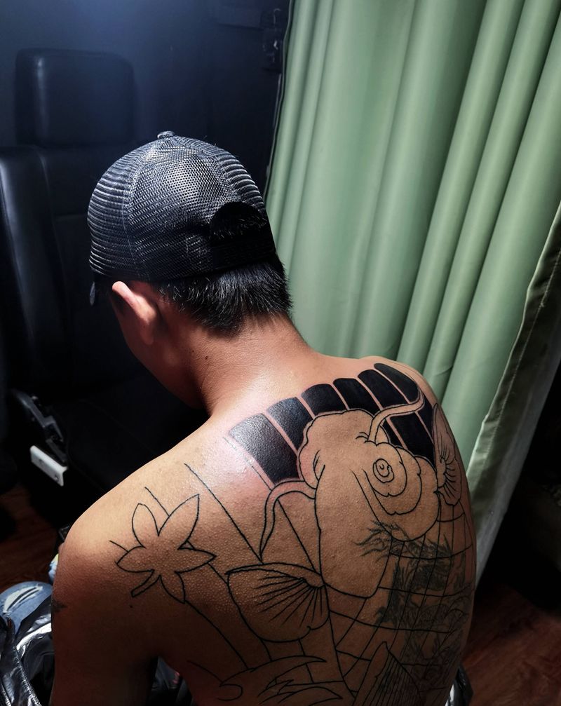 老传统满背遮盖未完纹身图片_背部老传统纹身图案