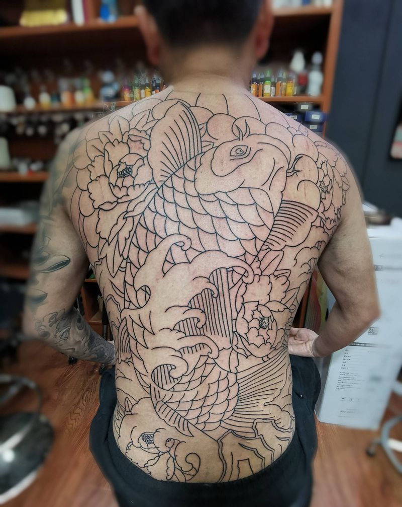 新老传统满背鲤鱼未完成纹身图片_新老传统纹身图案