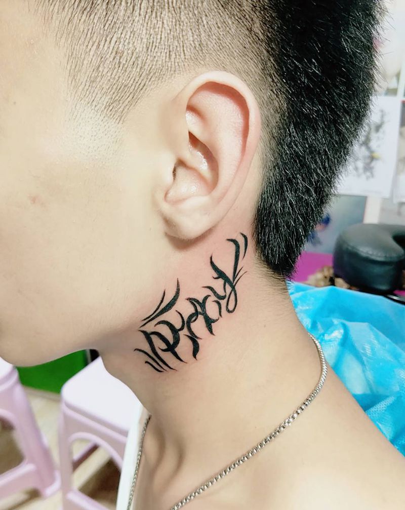 花体英文哥特字纹身图片_颈部花体字纹身图案