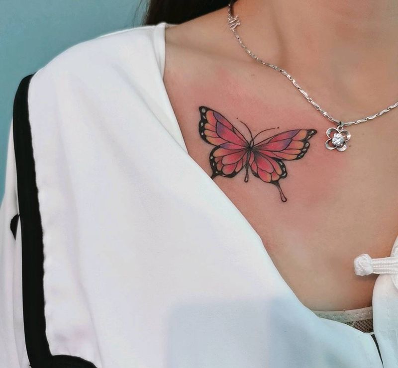 蝴蝶纹身图片_胸部纹身图案
