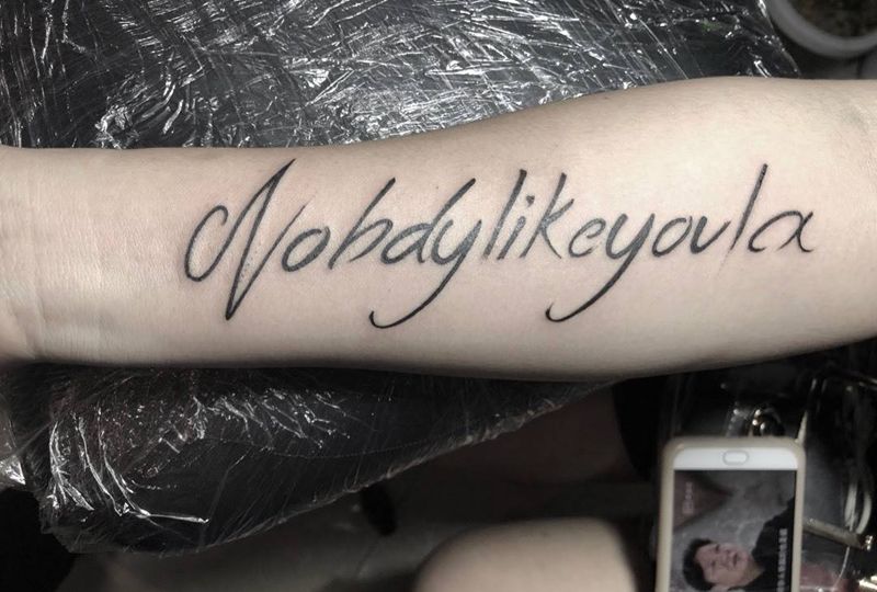 撸串纹身图片_手部字符成品纹身图案