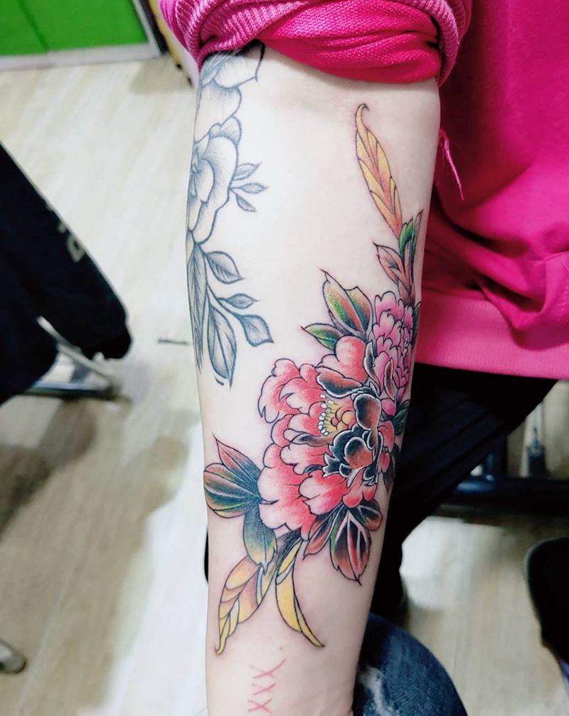 牡丹花纹身图片_手臂新传统牡丹花纹身图案