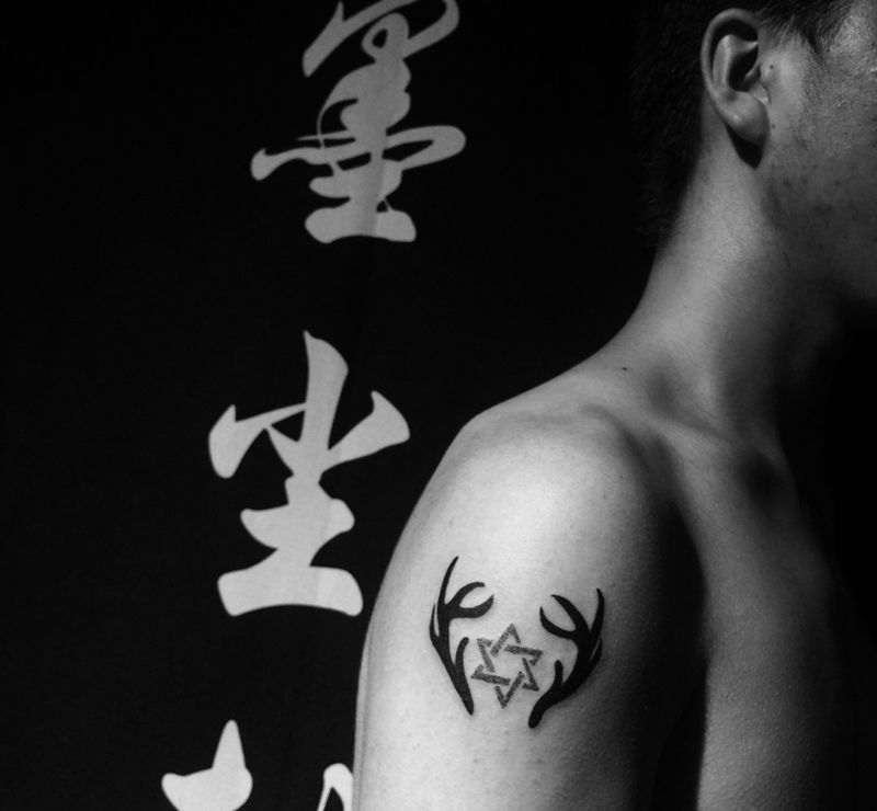 鹿角搭配点刺六芒星纹身图片_成品肩部清新欧美原创几何图腾纹身图案