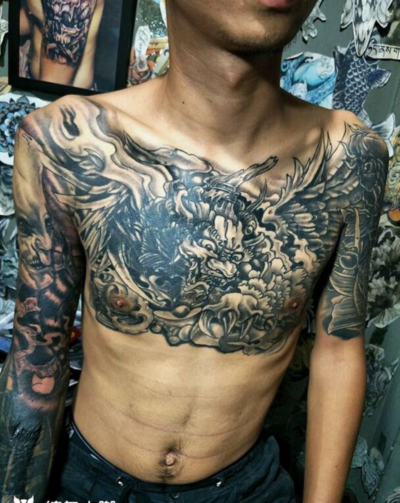 花臂加大V纹身图片