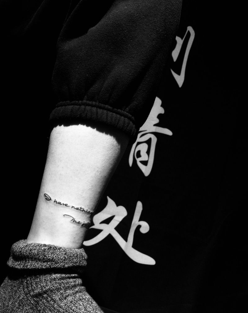 美女脚踝处纹身图片_成品脚部清新字符原创纹身图案