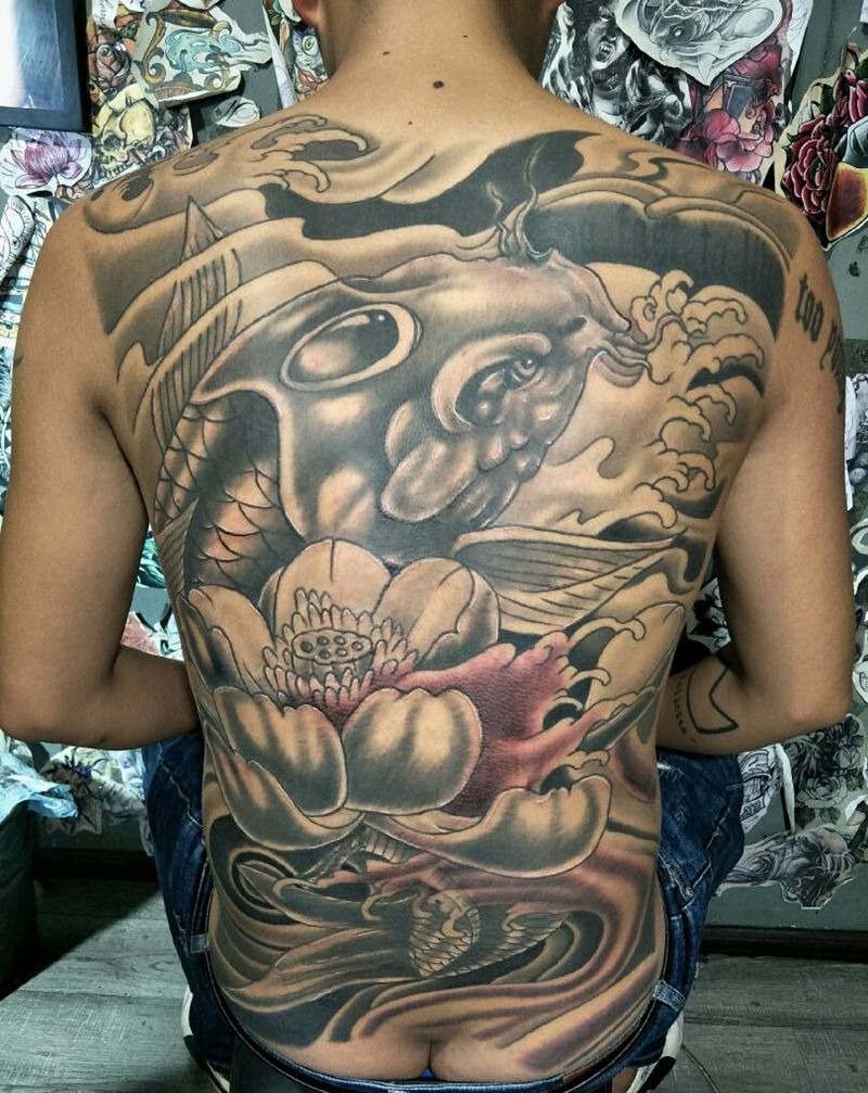 满背鲤鱼完成6次总时间38小时纹身图片