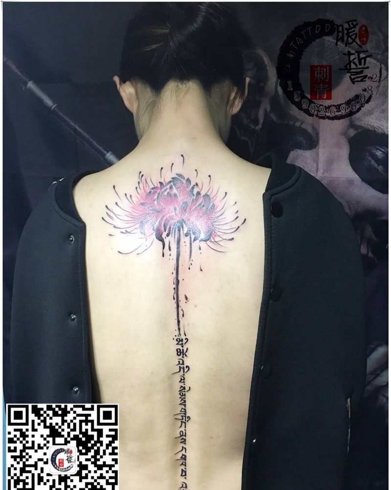 后背彼岸花纹身图片