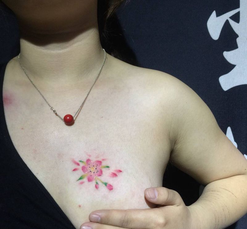 美女樱花纹身纹身图片_成品胸部清新植物纹身图案