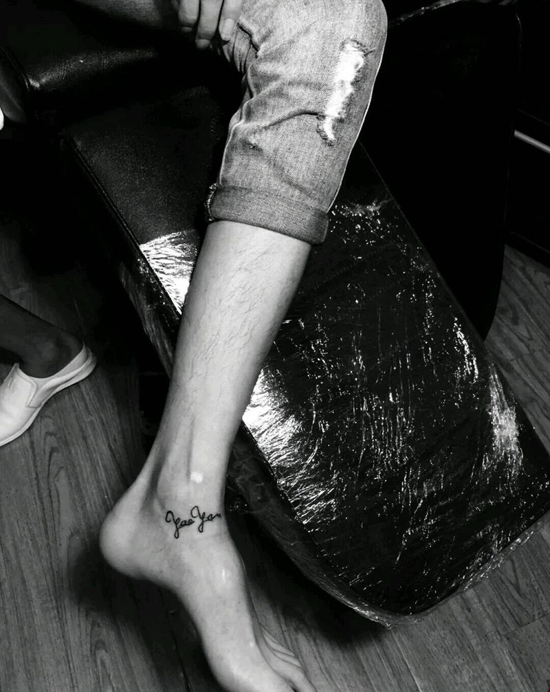 给帅哥打造个性英文纹身图片_腿部清新字符成品纹身图案