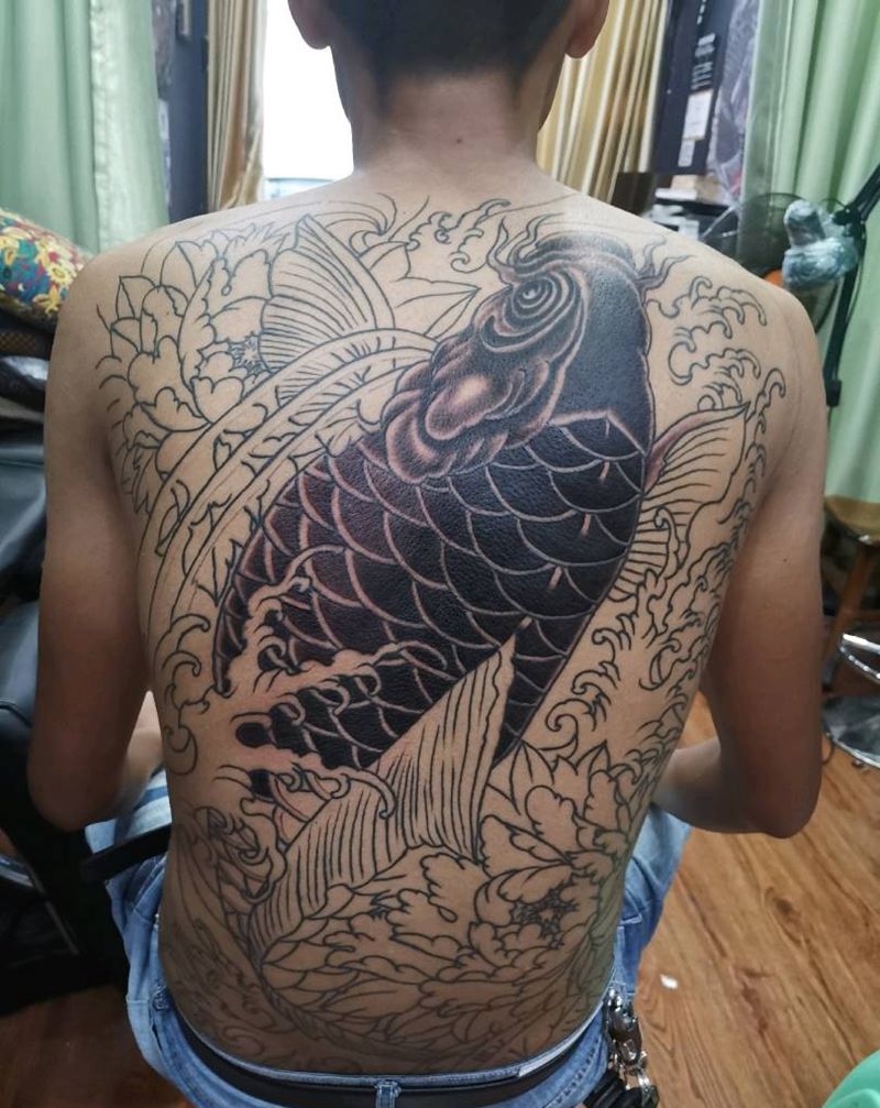 满背鲤鱼未完成纹身图片_新传统纹身图案