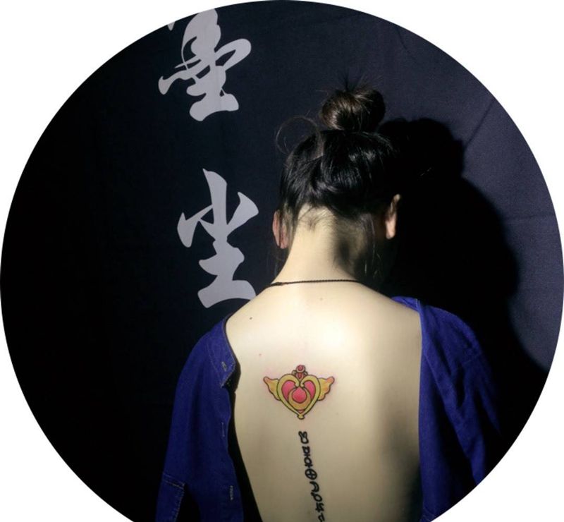 甲骨文是不是纹身图片_成品背部欧美清新几何字符原创纹身图案