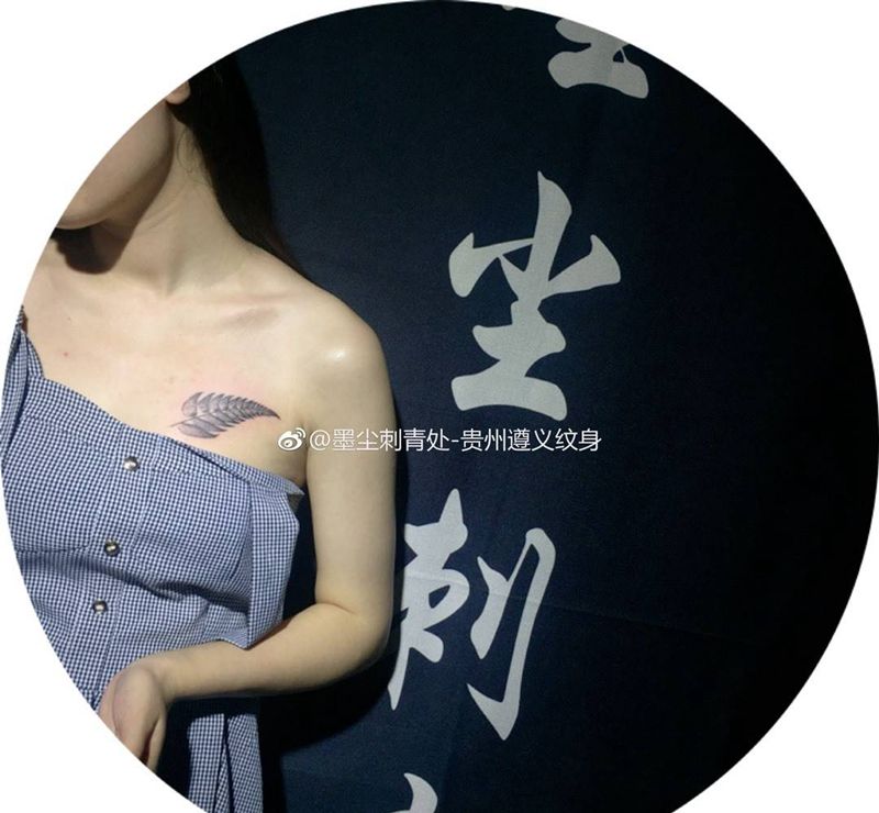 叶子一小朵纹身图片_成品手稿胸部清新写实植物纹身图案