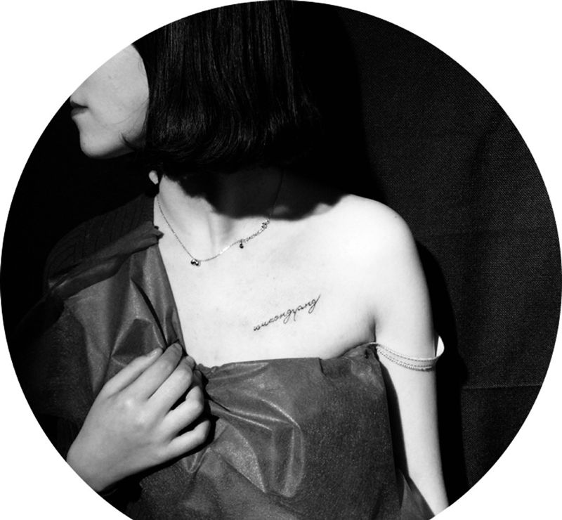 近日小作纹身图片_成品胸部清新几何字符原创纹身图案