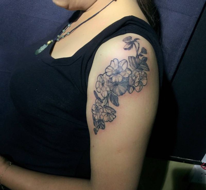 素花纹身图片_肩部成品清新植物纹身图案