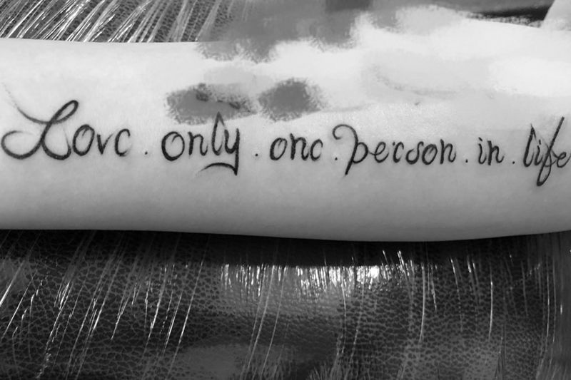 撸串纹身图片_成品手臂字符纹身图案