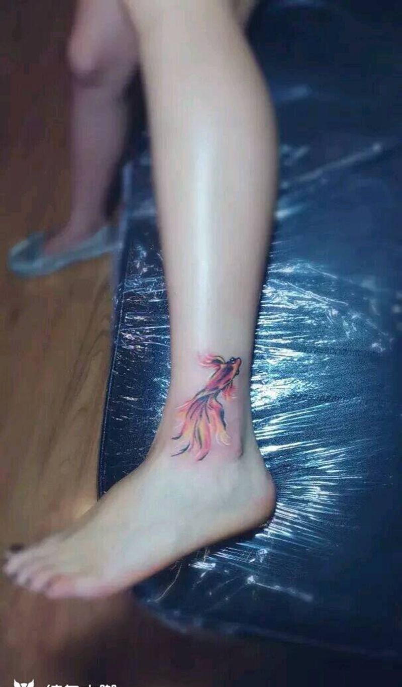 给美女打造的个性金鱼纹身图片_腿部国画动物成品纹身图案