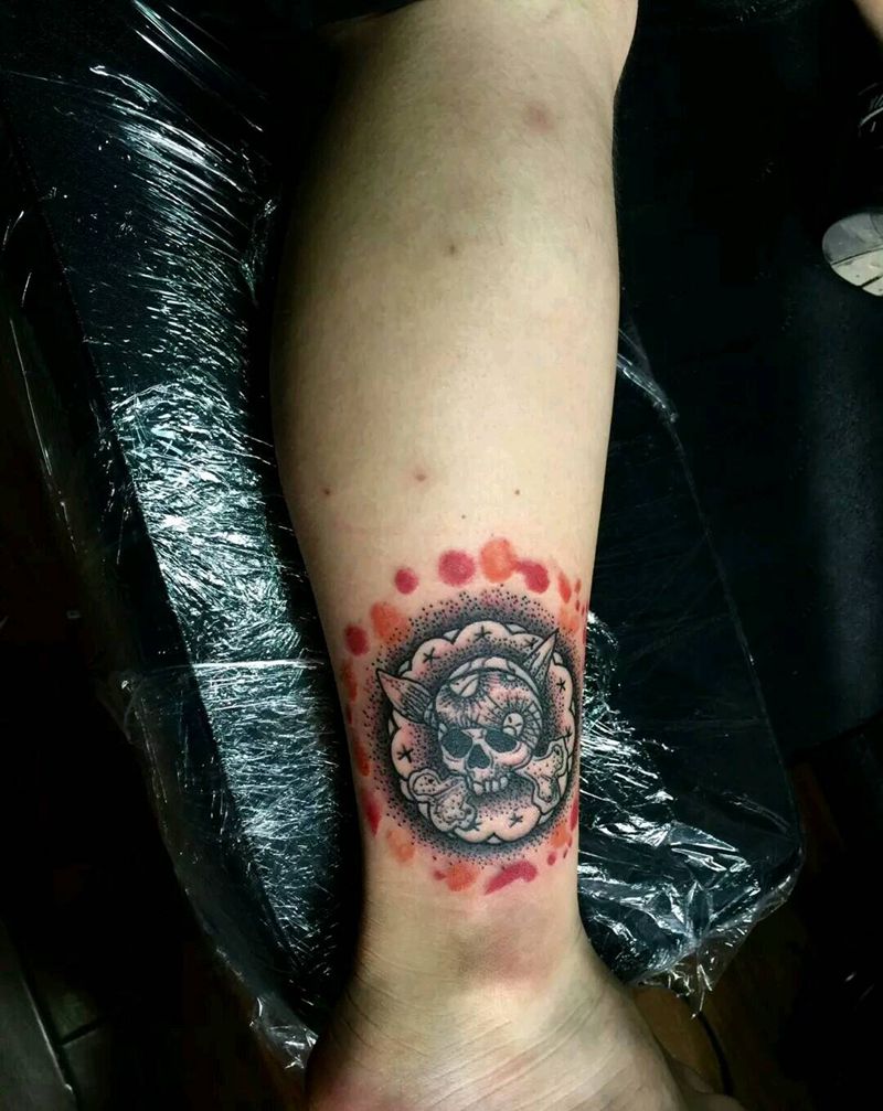 给帅哥打造的点刺骷髅纹身图片_腿部欧美鬼神成品纹身图案