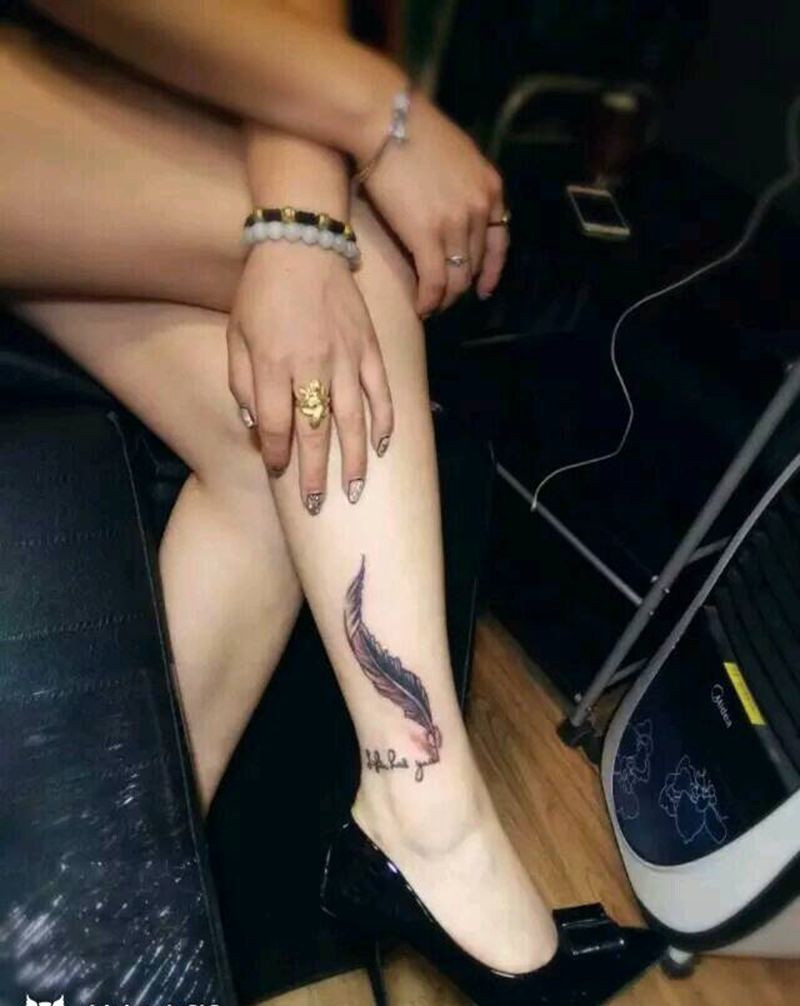 给美女打造的个性羽毛纹身图片
