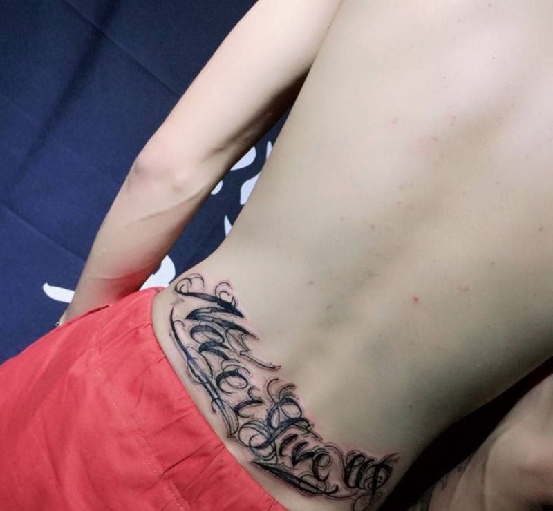 今日工作分享  《永不放弃》纹身图片_成品腰部背部欧美字符纹身图案