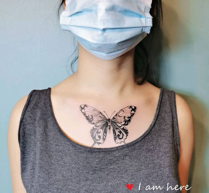 蝴蝶纹身图片_胸部纹身图案