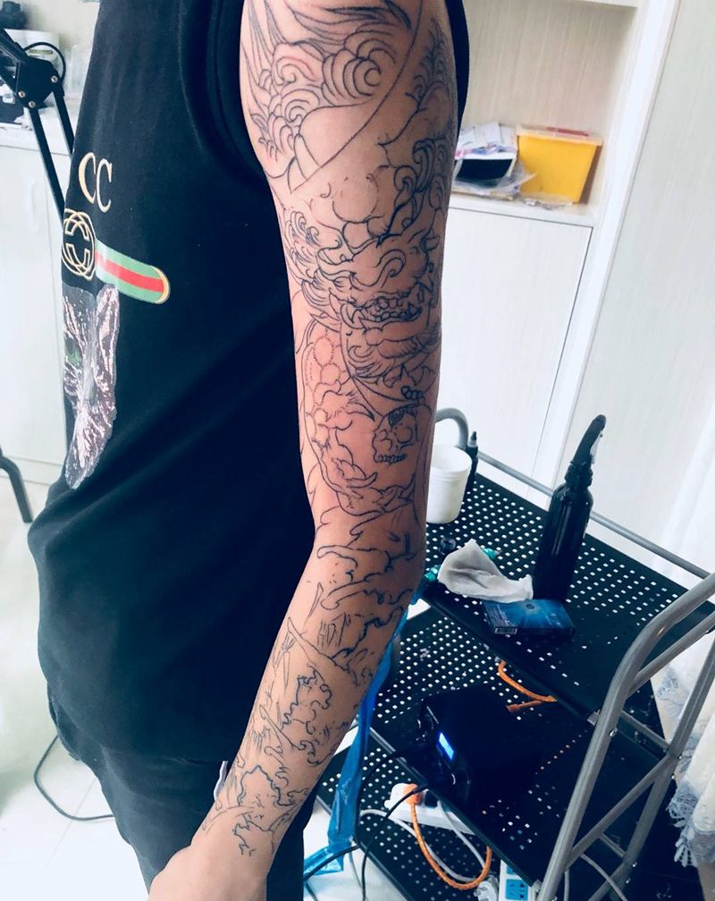 花臂割线纹身图片_手臂传统动物纹身图案