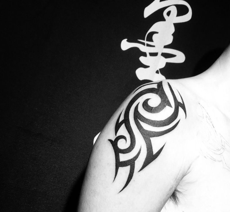 大臂图腾纹身图片_成品手稿手臂肩部欧美几何图腾纹身图案