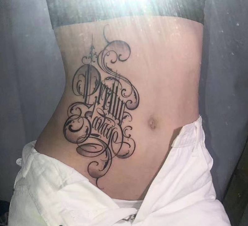 哥特花体字纹身图片_腹部腰部纹身图案