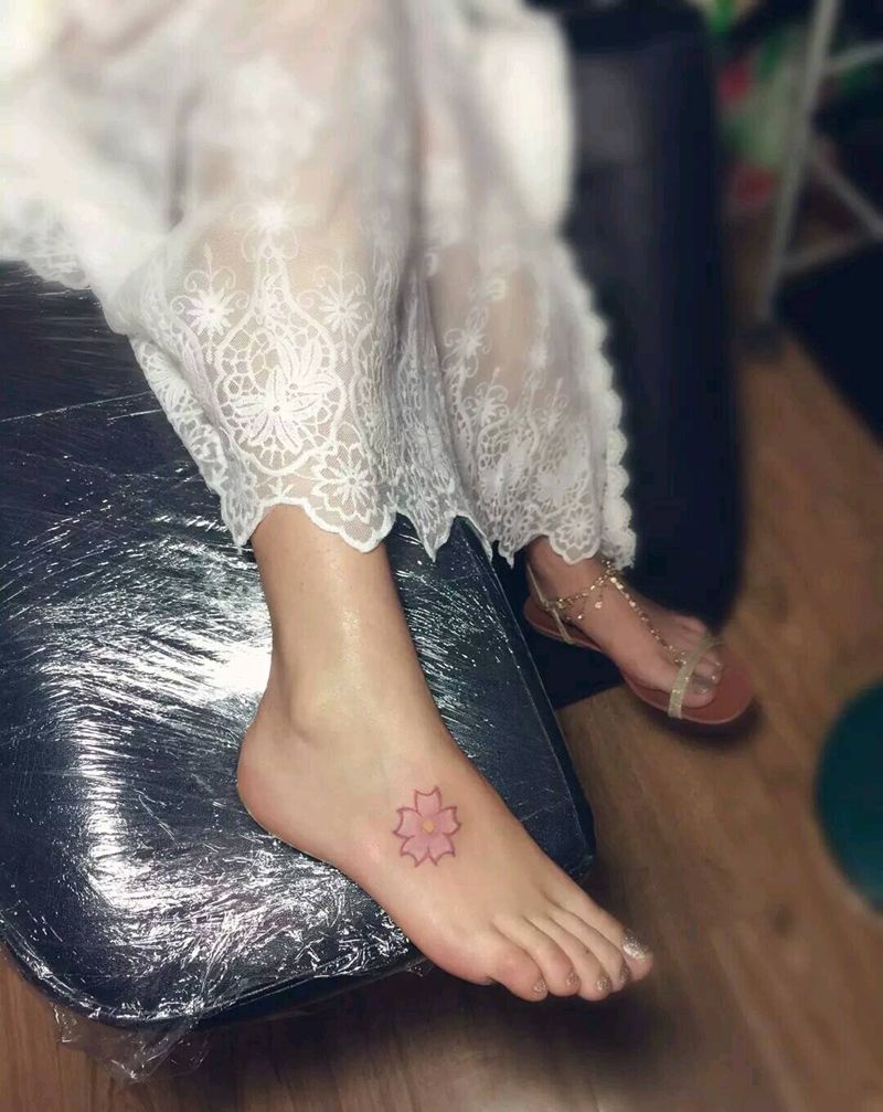 给美女打造的小花朵纹身图片_脚部清新静物成品纹身图案