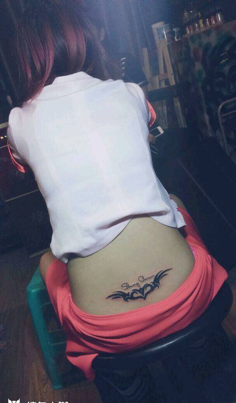 给美女打造的个性图腾纹身图片