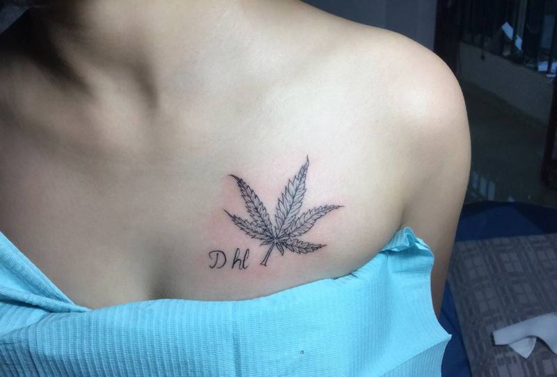 麻叶纹身图片_胸部清新植物纹身图案