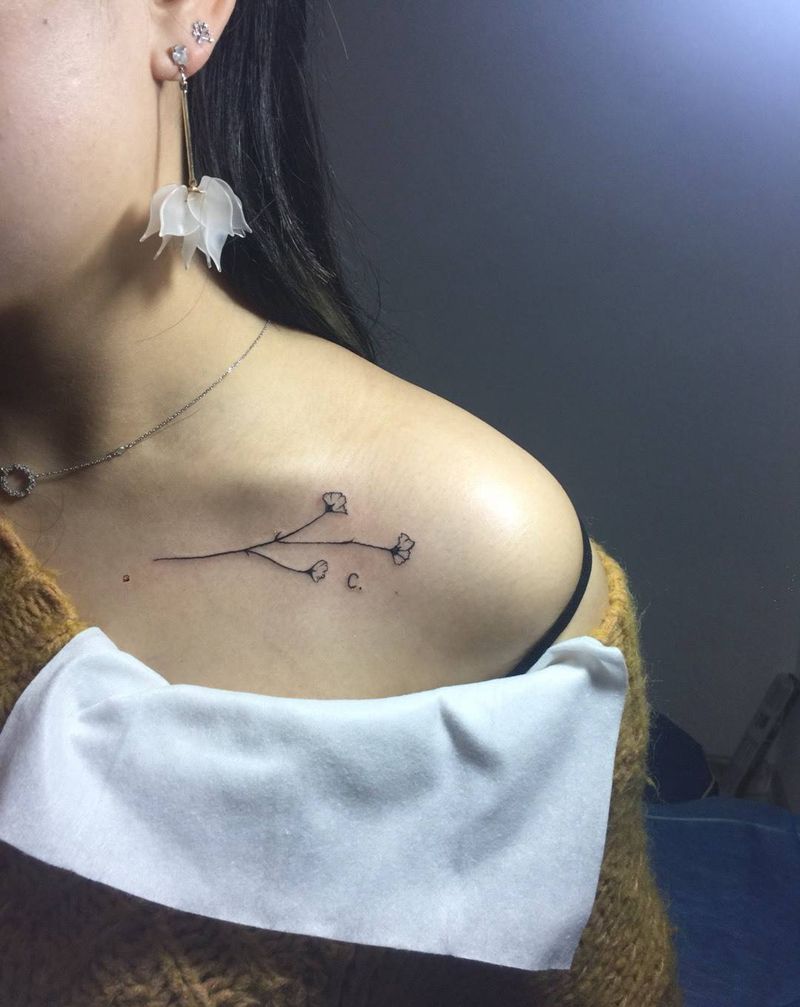 小花纹身图片_胸部清新植物纹身图案