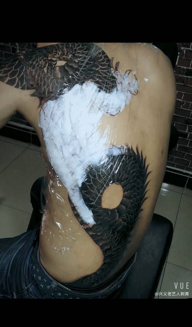 覆盖小龙头纹身图片_胸部纹身图案