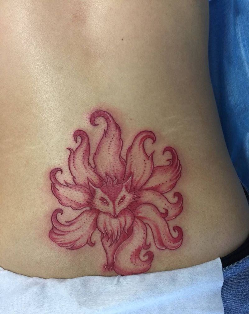 九尾狐纹身图片_腰部传统动物纹身图案