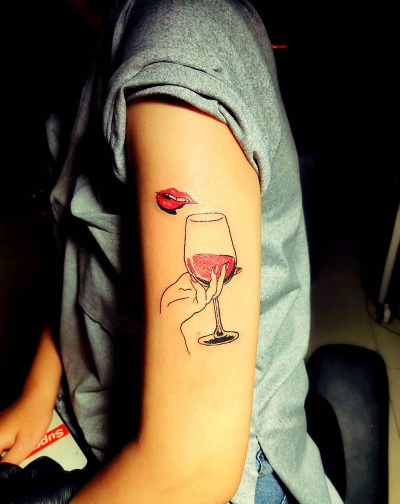 小酒杯纹身图片_背部手部纹身图案