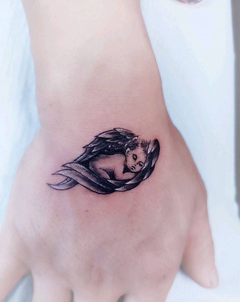 小天使纹身图片_手部欧美写实纹身图案