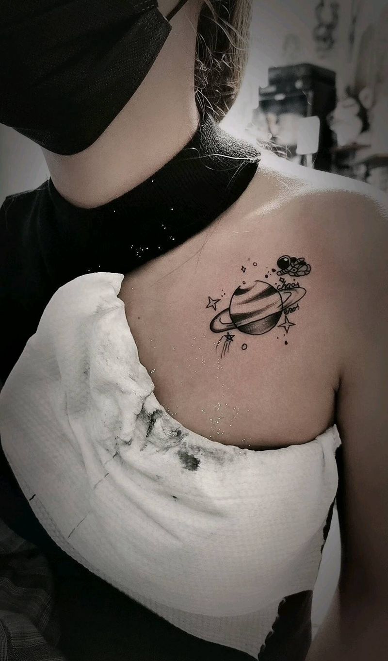 小宇宙纹身图片_胸部肩部新传统纹身图案