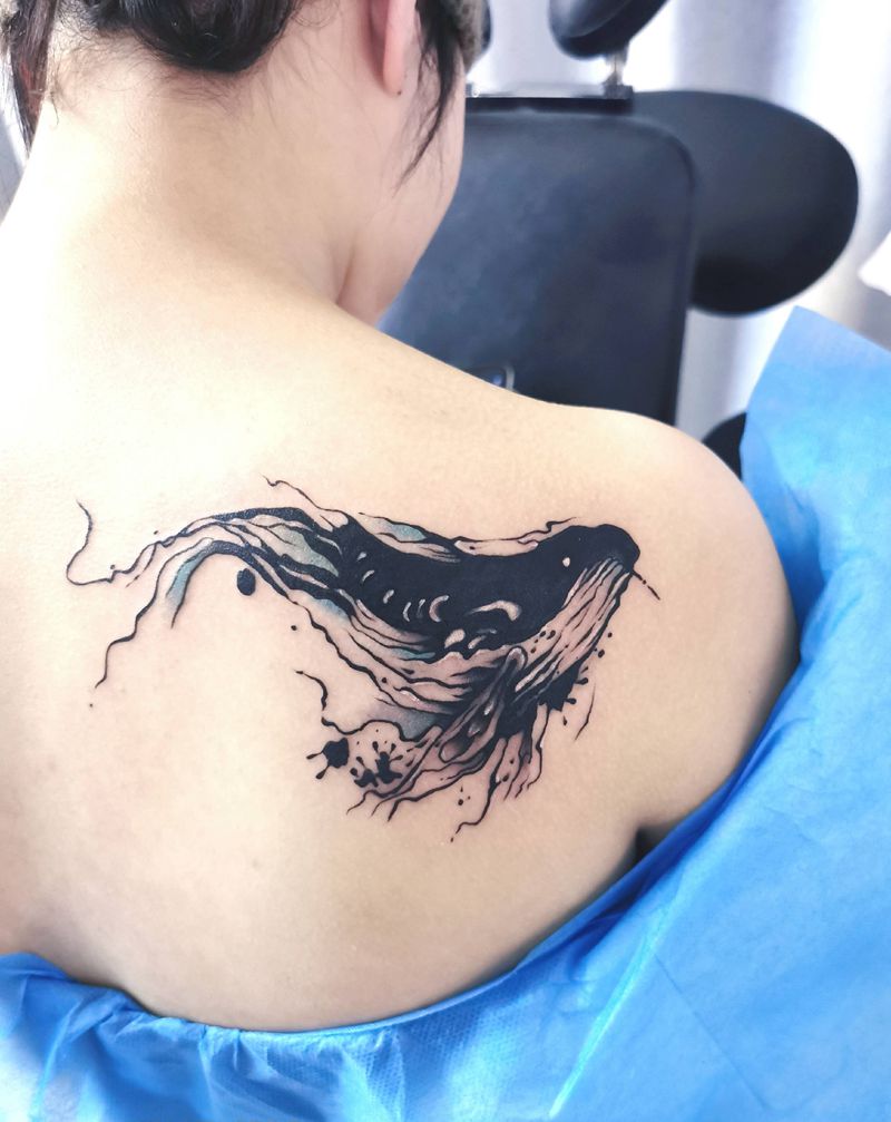 鲸鱼纹身图片_颈部肩部水彩水墨纹身图案