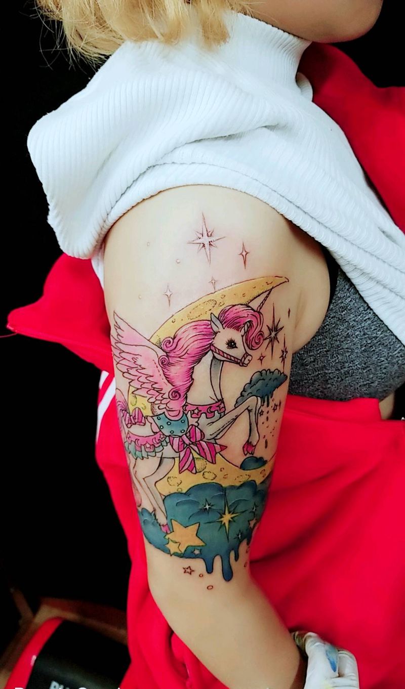 独角兽纹身图片_手臂新传统Old School独角兽纹身图案