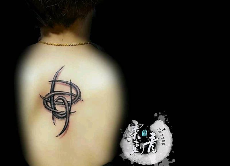 鱼钩纹身图片_背部写实原创成品纹身图案