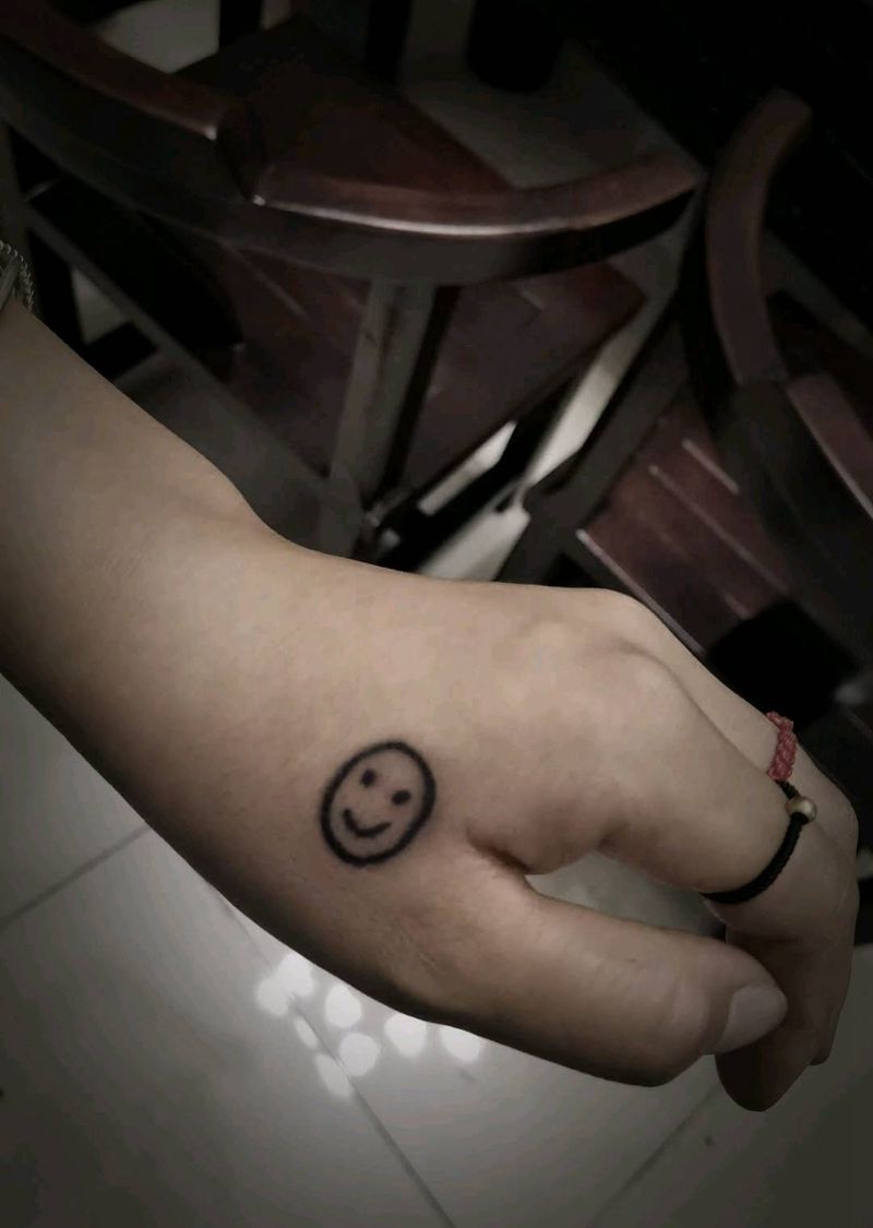 微笑表情纹身图片_手部纹身图案