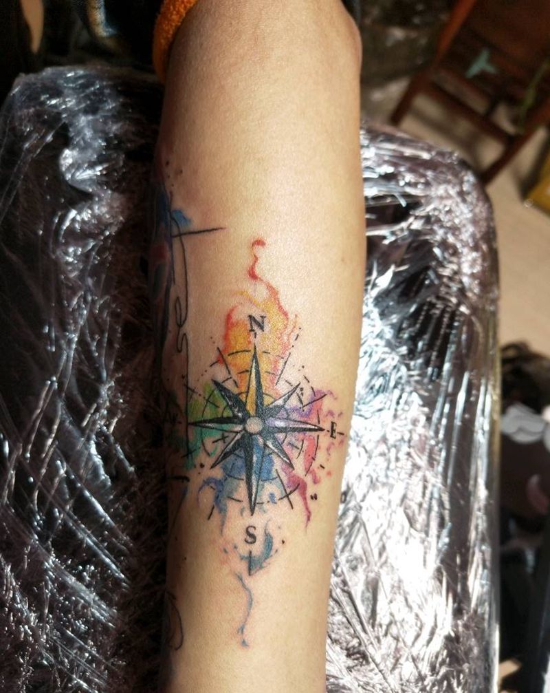 指南针纹身图片_手部手臂水彩纹身图案