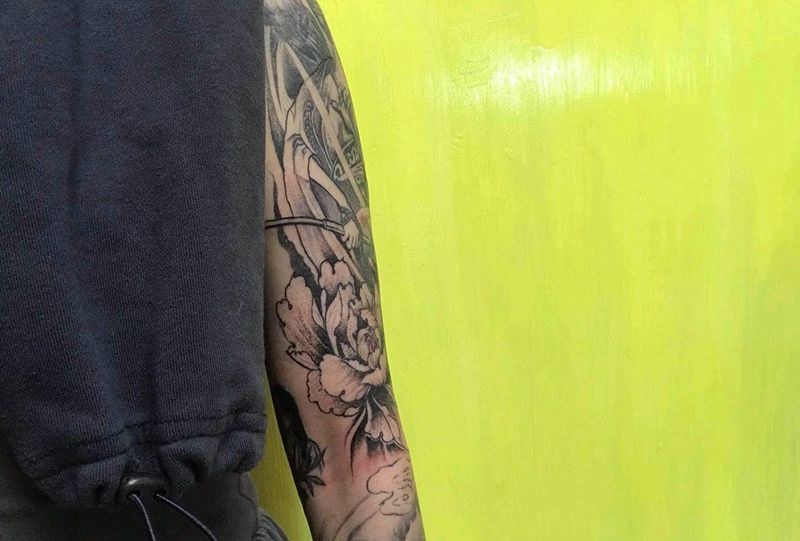 花臂女生纹身图片_手臂肩部点刺水墨纹身图案