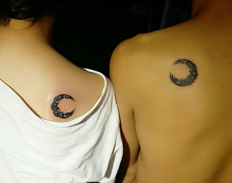 图腾月亮纹身图片_肩部欧美传统国画图腾情侣成品纹身图案