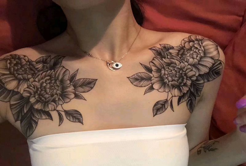 素花纹身图片_肩部胸部新传统纹身图案