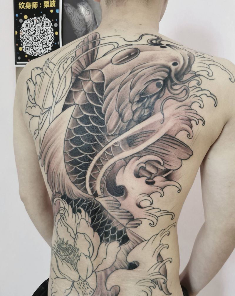 鲤鱼纹身图片_背部老传统纹身图案