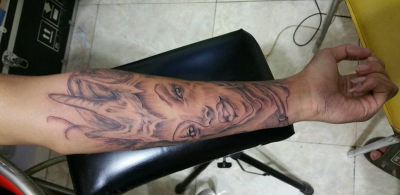 羊角女纹身图片