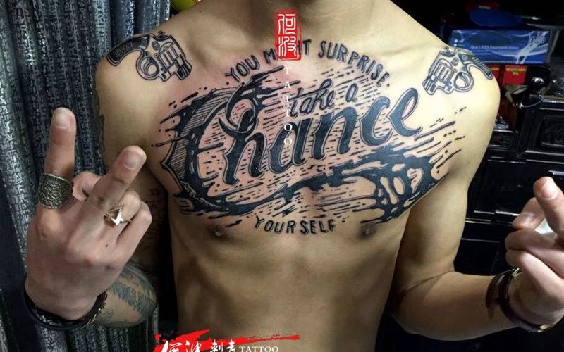 哥特字体花胸纹身图片