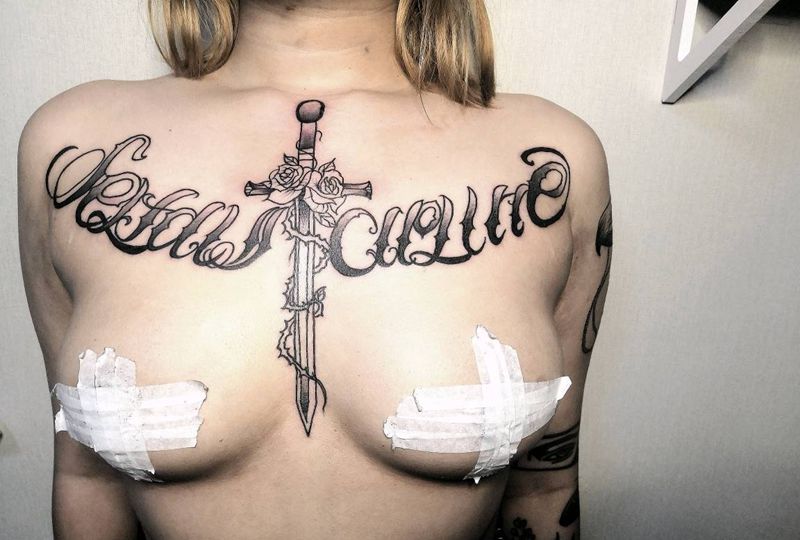 自律  未完纹身图片_胸部花体字纹身图案